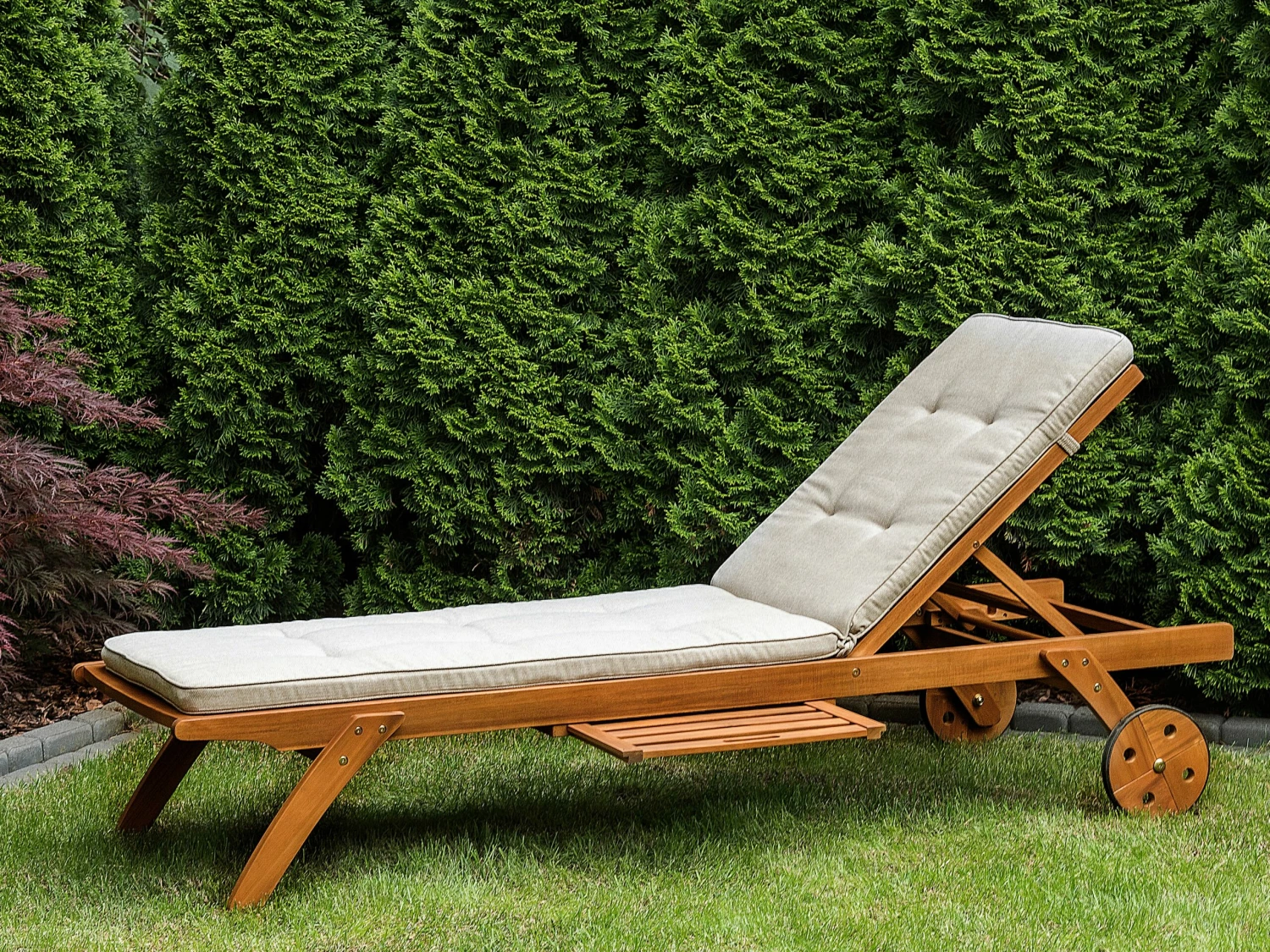 Gartenliege Akazienholz Hellbraun Auflage Sandbeige Rollbar CESANA – Bild 2