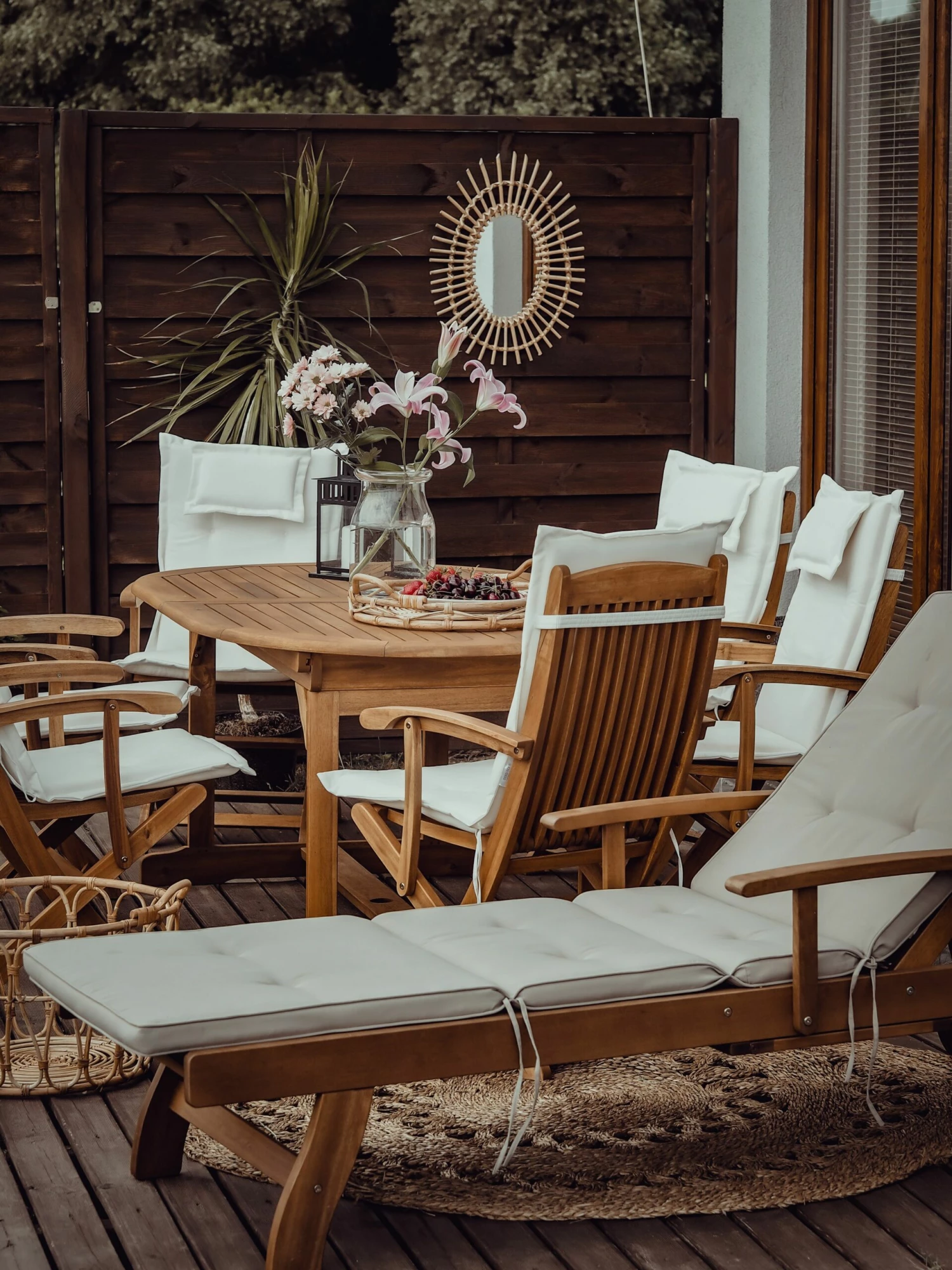 Gartenliege Akazienholz Hellbraun Auflage Grau-beige Rollbar JAVA – Bild 3