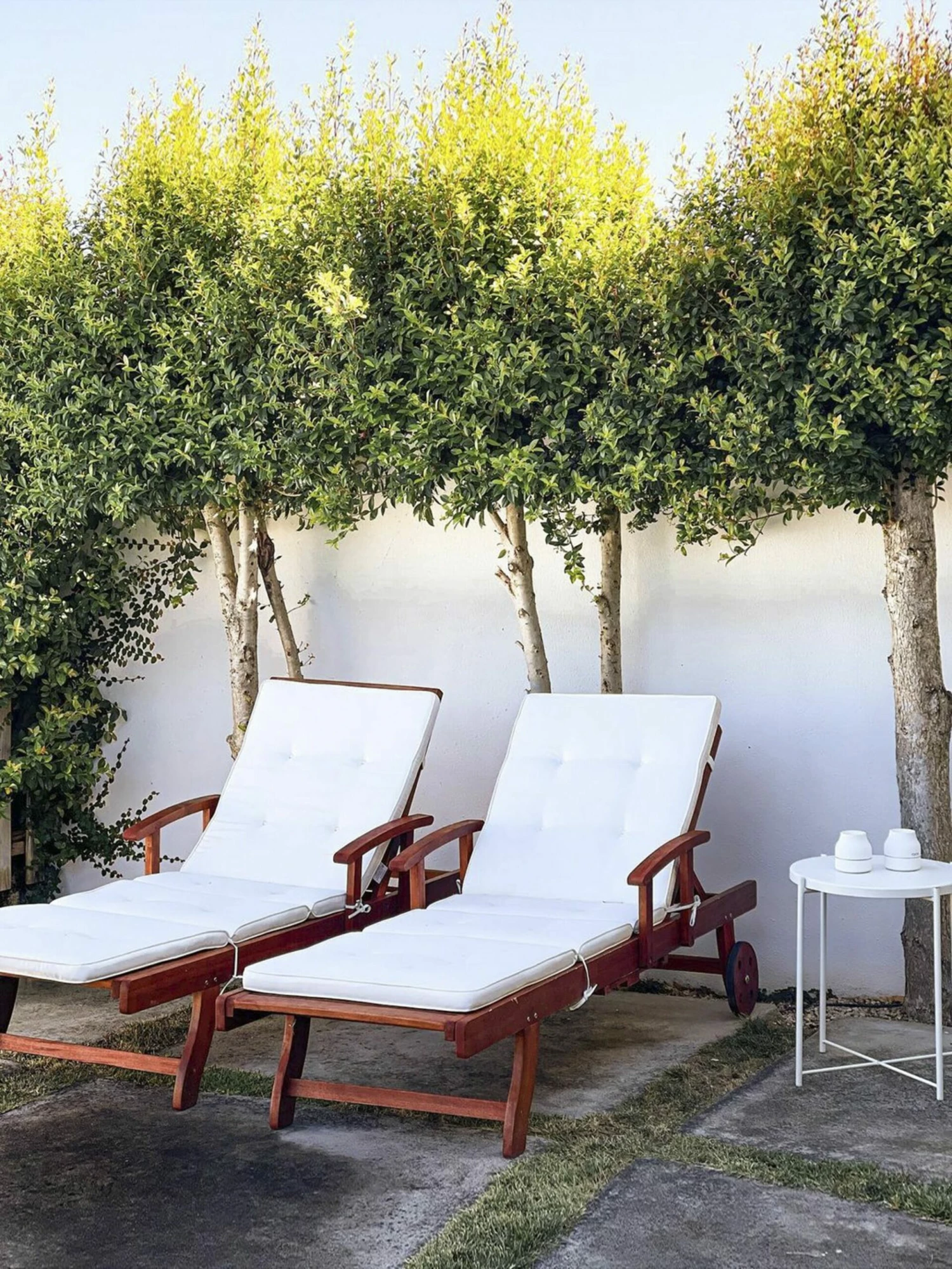 Gartenliege Akazienholz Dunkelbraun Auflage Cremeweiß Rollbar TOSCANA – Bild 5