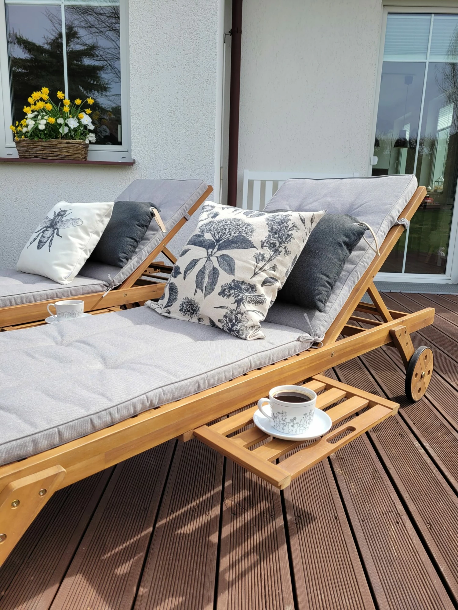 Gartenliege Akazienholz Hellbraun Auflage Taupe Rollbar CESANA – Bild 4