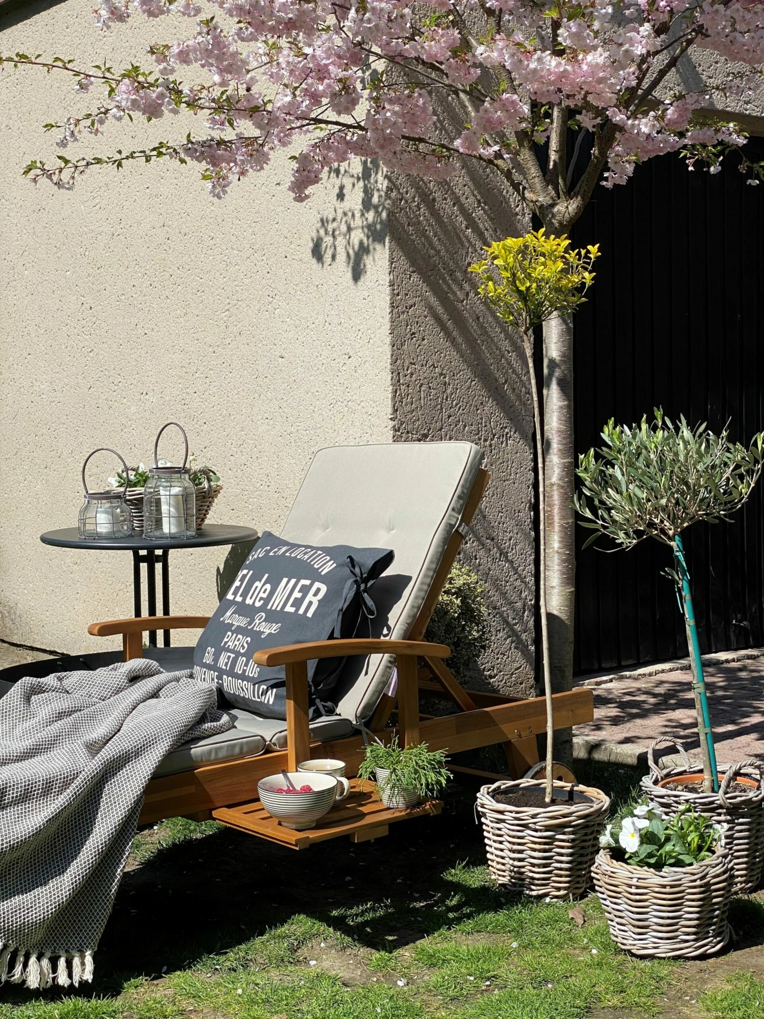 Gartenliege Akazienholz Hellbraun Auflage Grau-beige Rollbar JAVA – Bild 4