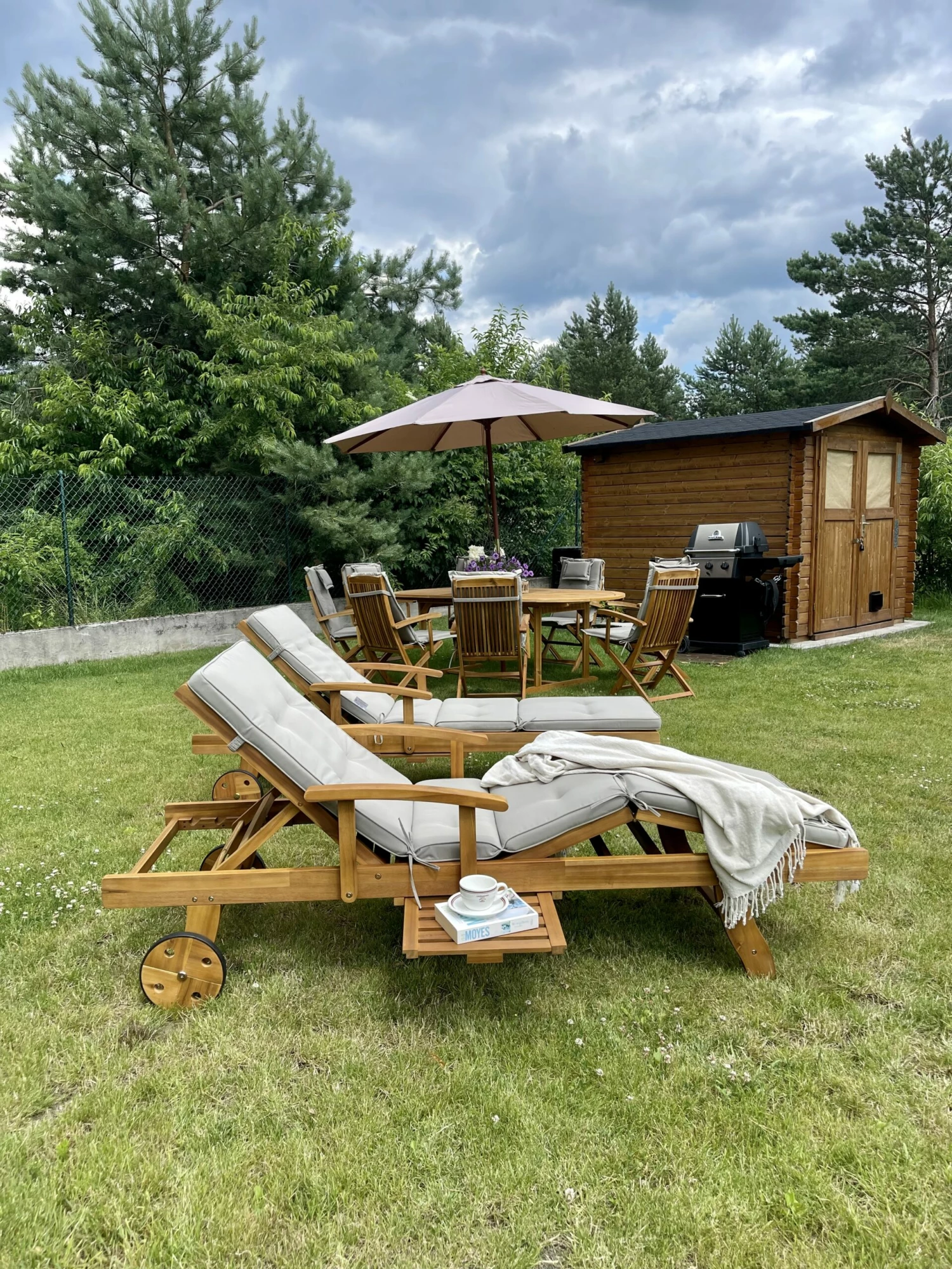 Gartenliege Akazienholz Hellbraun Auflage Grau-beige Rollbar JAVA – Bild 6