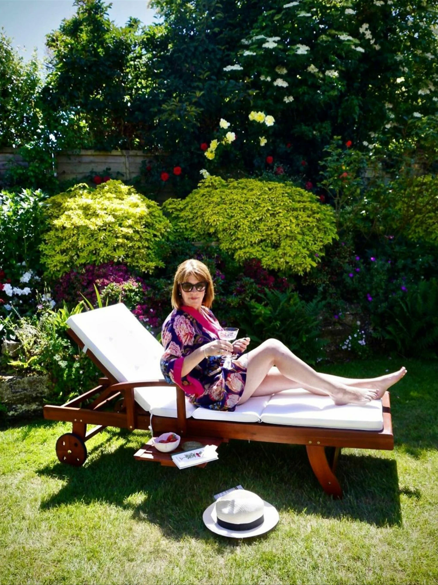 Gartenliege Akazienholz Dunkelbraun Auflage Cremeweiß Rollbar TOSCANA – Bild 9